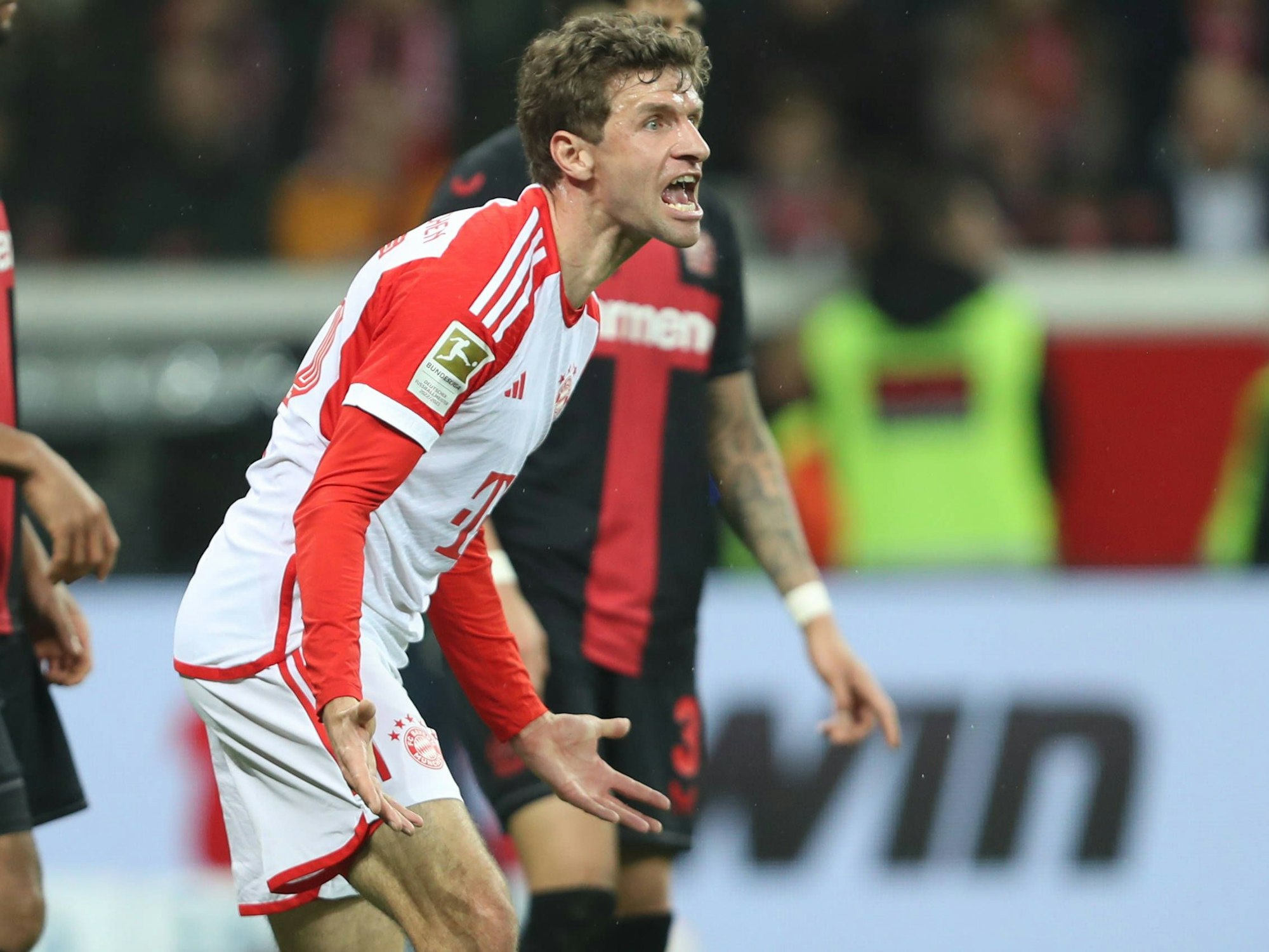 Thomas Müller reklamiert auf dem Platz.