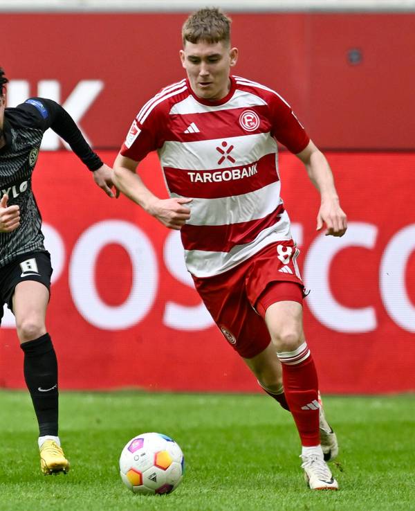 Fortuna Düsseldorfs Isak Johannesson und Elversbergs Semih Sahin kämpfen um den Ball.