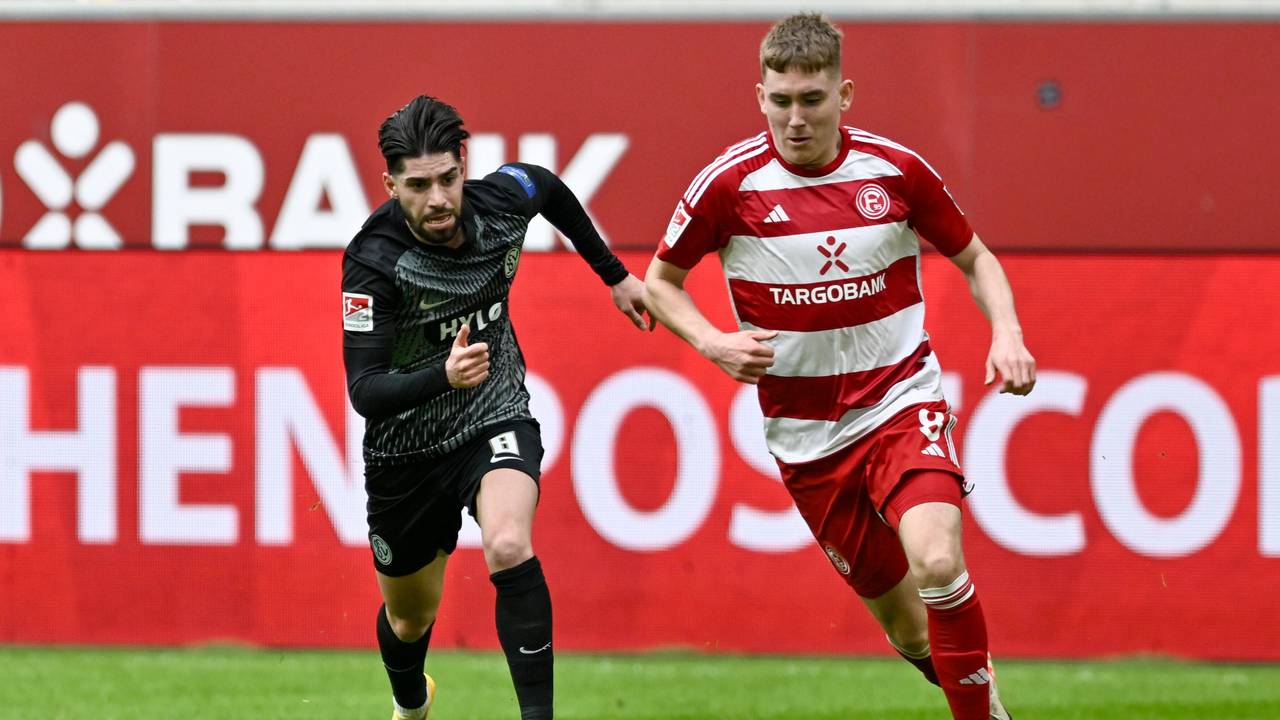 Fortuna Düsseldorfs Isak Johannesson und Elversbergs Semih Sahin kämpfen um den Ball.