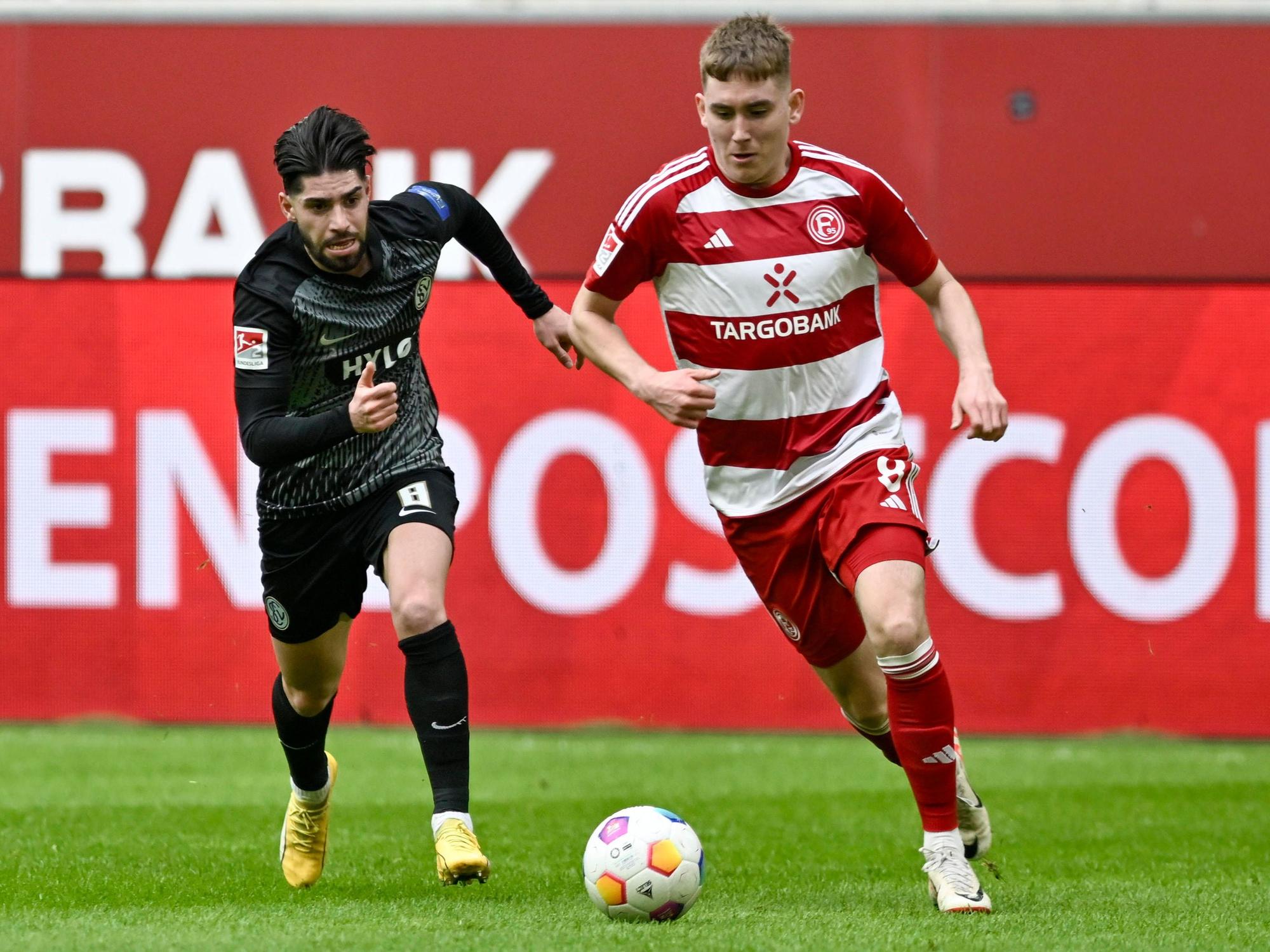 Fortuna Düsseldorfs Isak Johannesson und Elversbergs Semih Sahin kämpfen um den Ball.