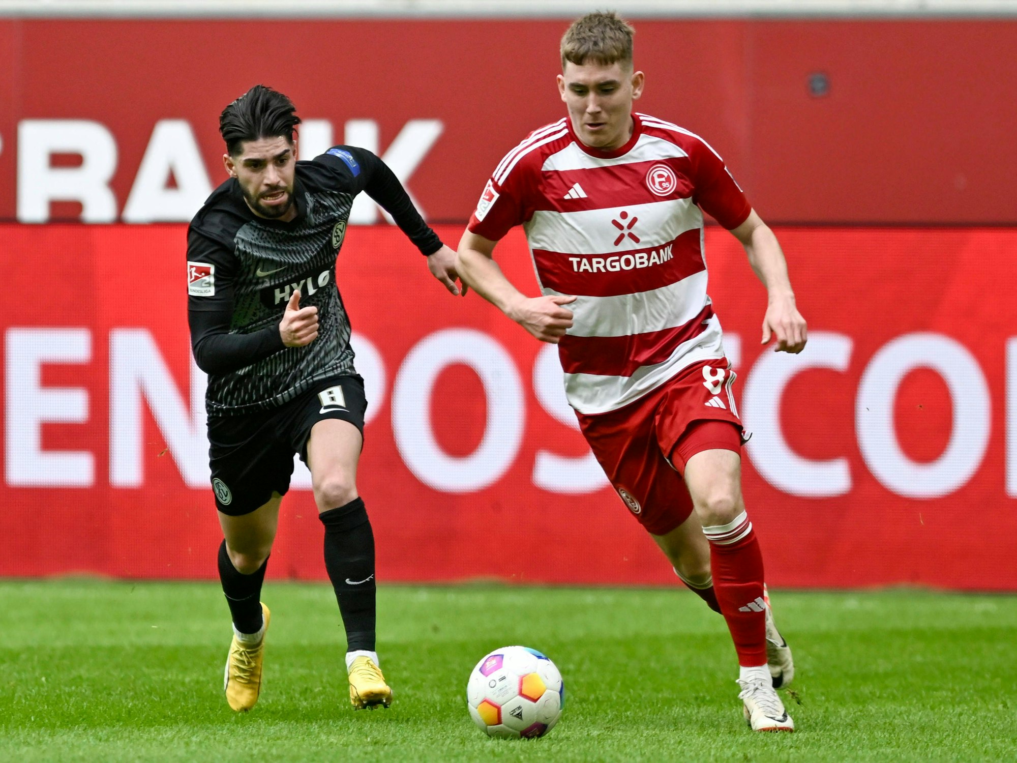 Fortuna Düsseldorfs Isak Johannesson und Elversbergs Semih Sahin kämpfen um den Ball.