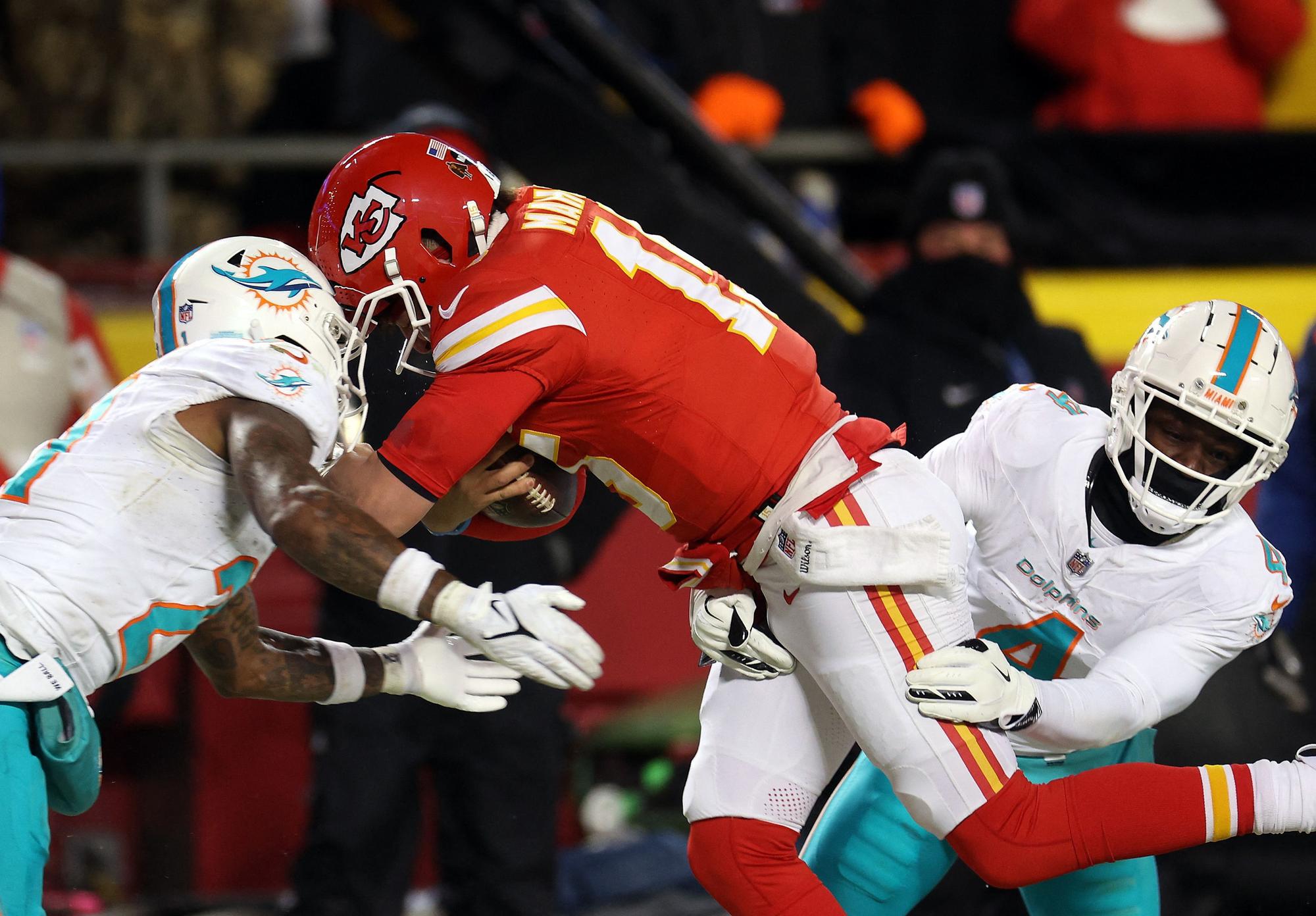Patrick Mahomes wird gegen die Miami Dolphins in die Mangel genommen.