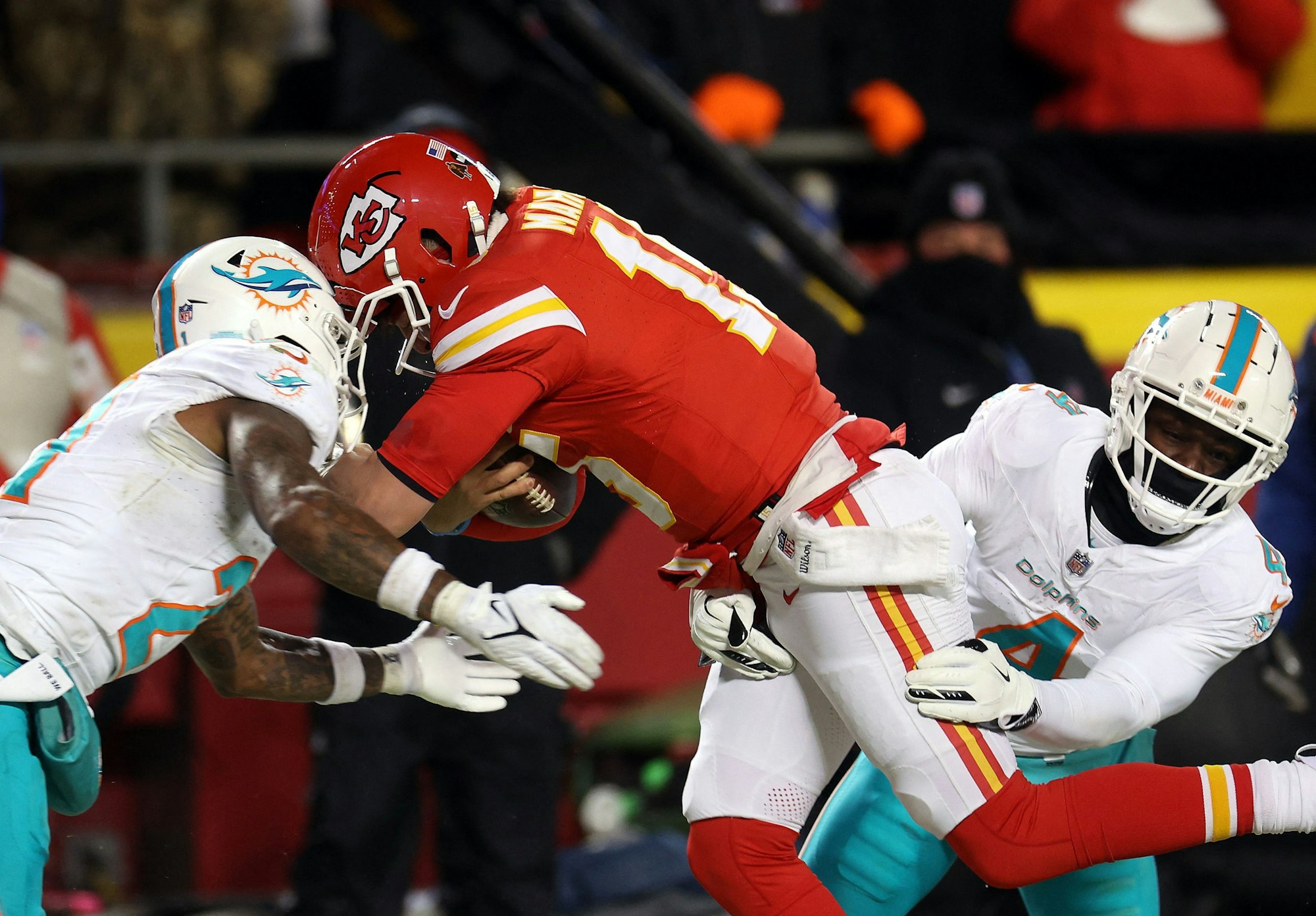 Patrick Mahomes wird gegen die Miami Dolphins in die Mangel genommen.