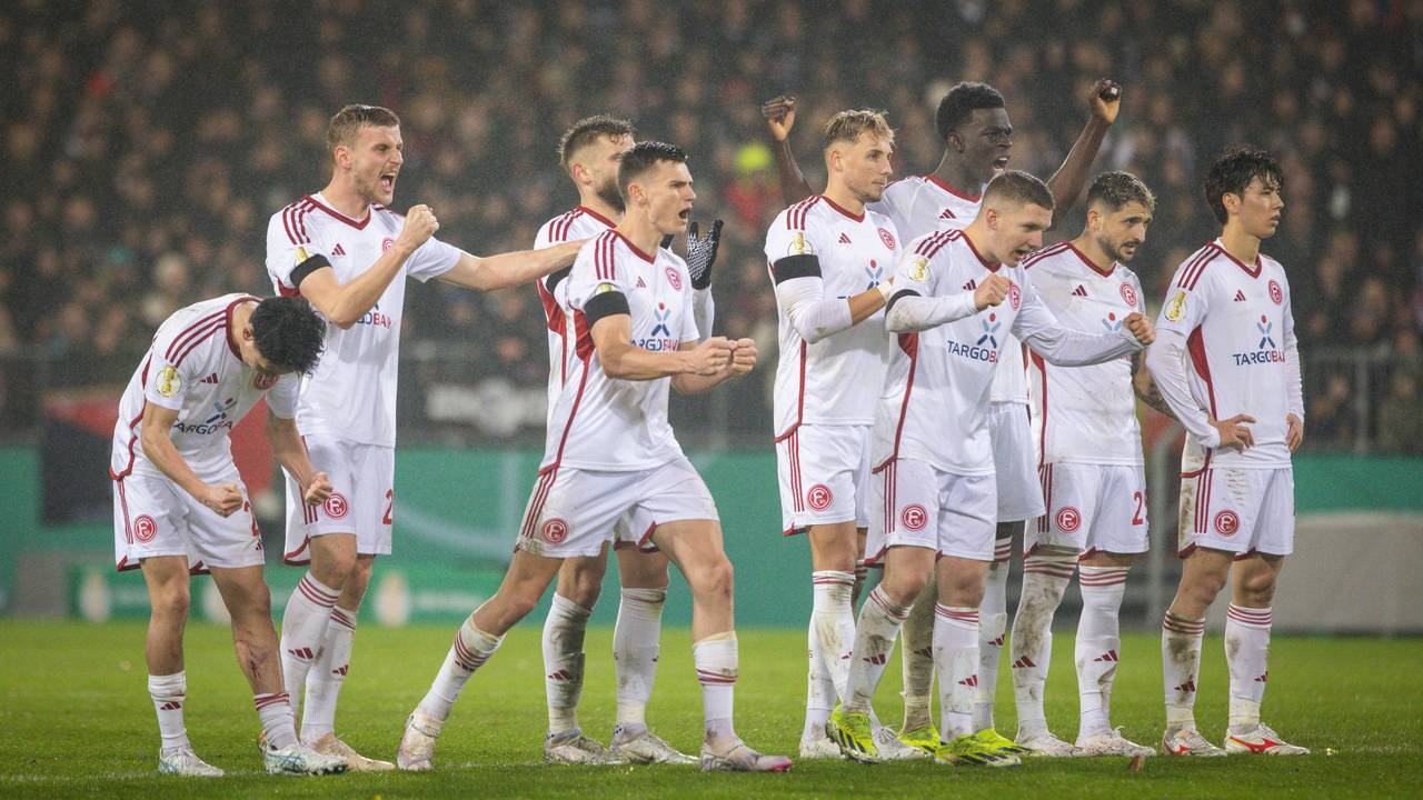 Die Spieler von Fortuna Düsseldorf jubeln beim Elfmeterschießen im Pokal-Spiel beim FC St. Pauli.