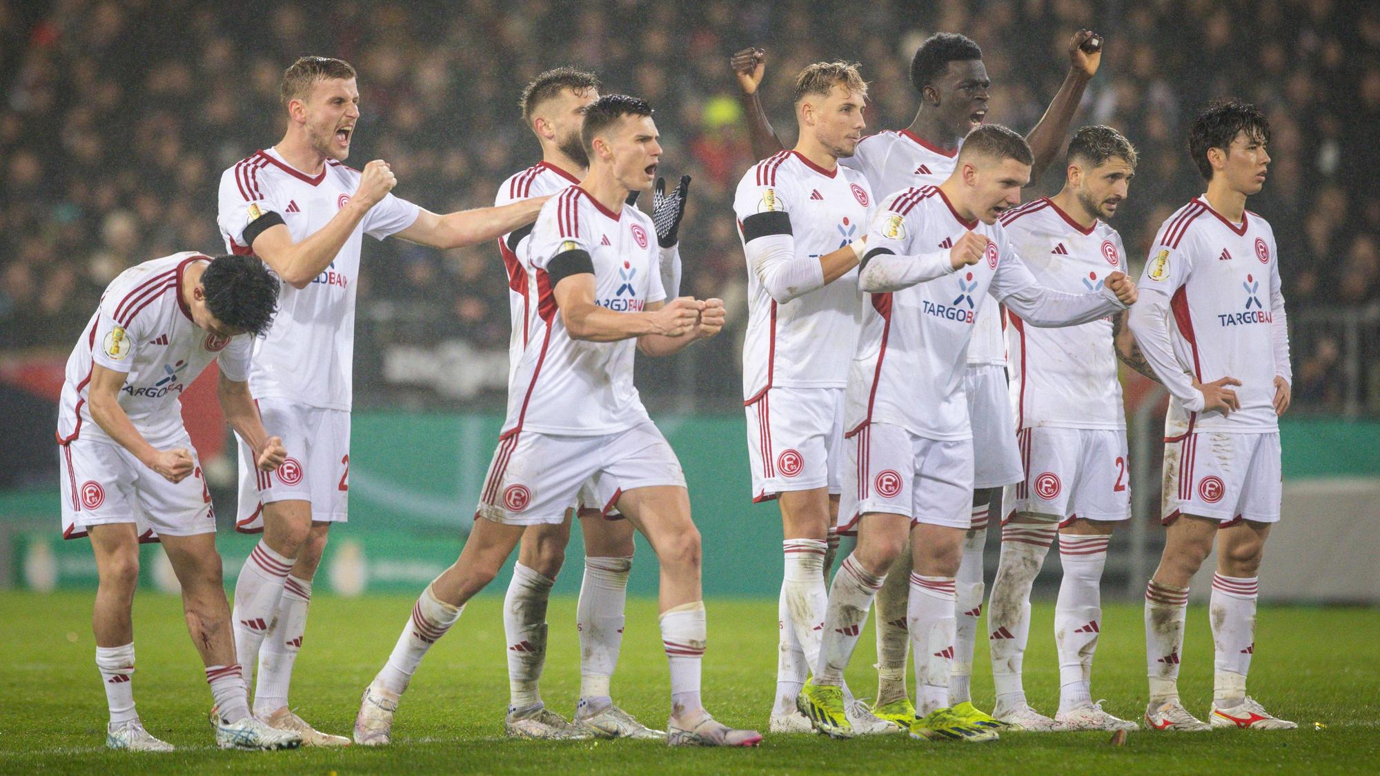 Die Spieler von Fortuna Düsseldorf jubeln beim Elfmeterschießen im Pokal-Spiel beim FC St. Pauli.