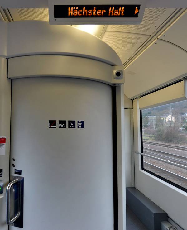 Eine geschlossene Zugtoilette in der Regionalbahn von Köln nach Trier