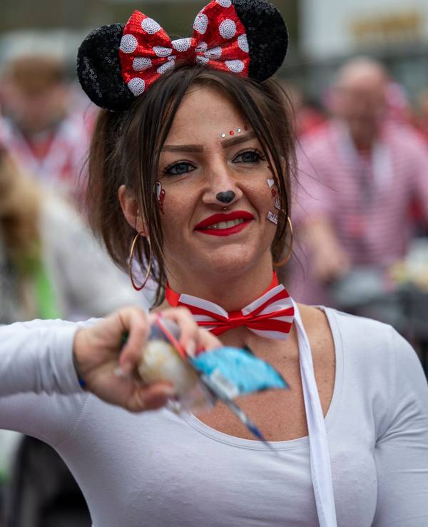 Jecke feiern Karneval in Köln-Höhenberg.