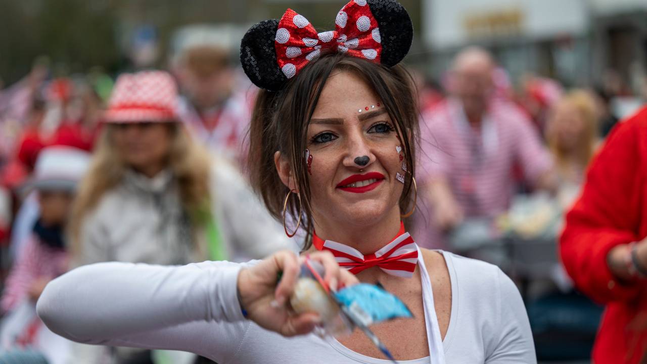Jecke feiern Karneval in Köln-Höhenberg.