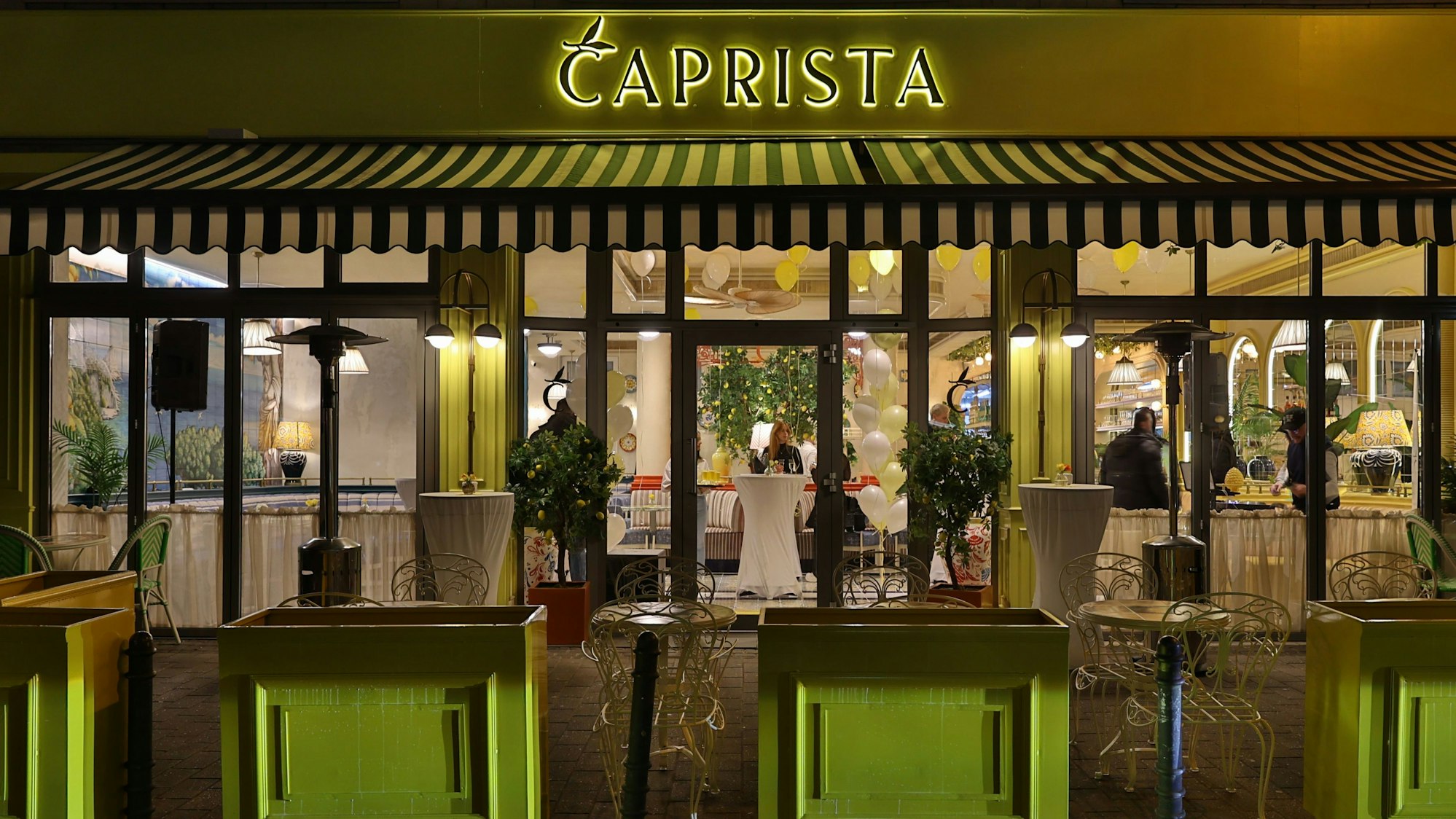 Neueröffnung des Café Caprista - ein Foto von außen.