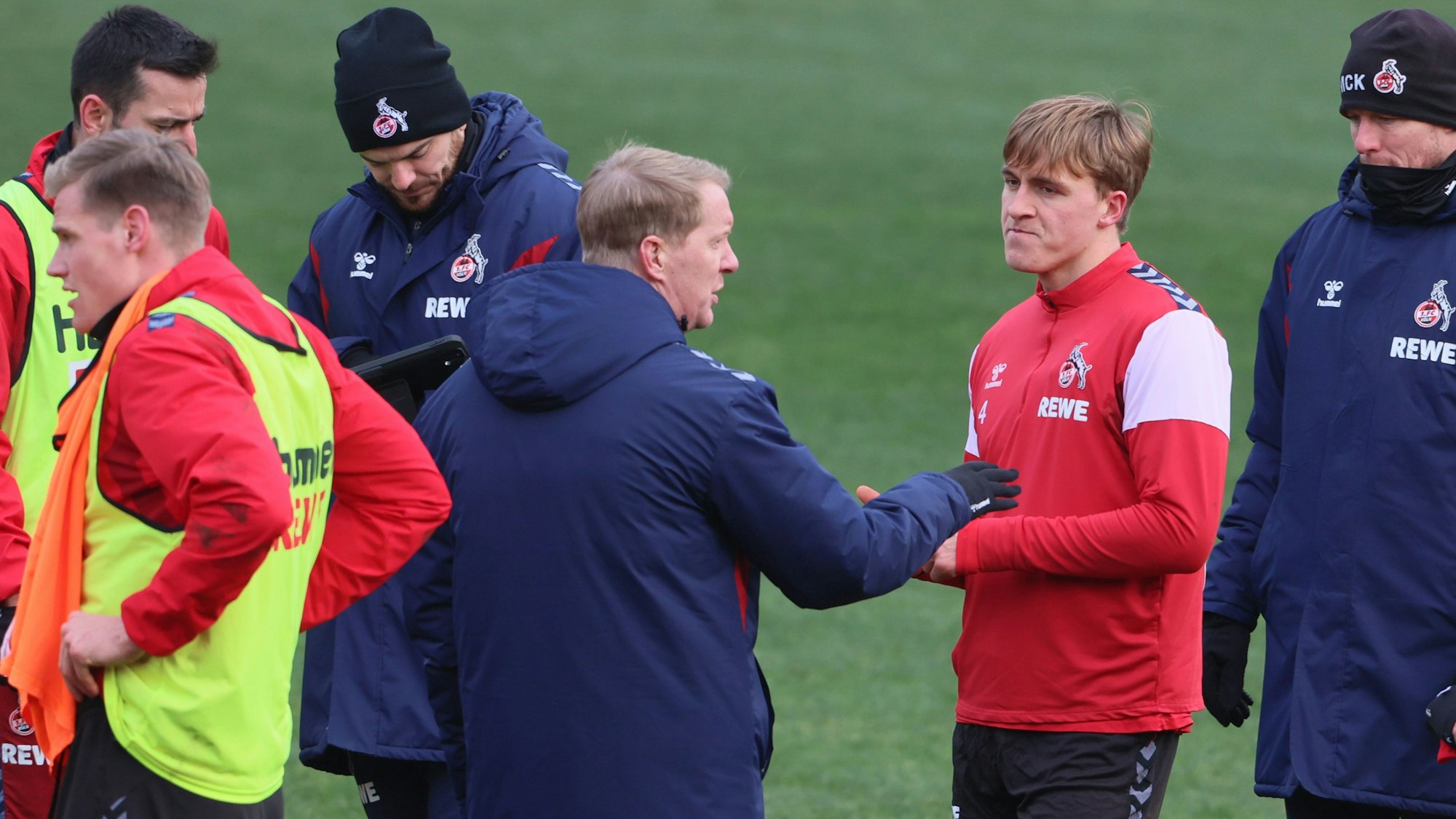 Timo Schultz spricht im Training mit Timo Hübers.