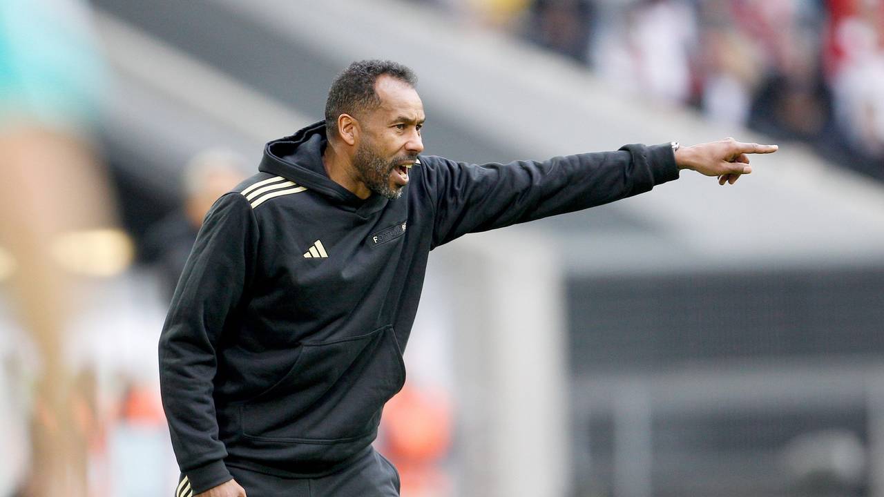 Fortuna Düsseldorfs Chefcoach Daniel Thioune gibt im Spiel gegen die SV Elversberg am Seitenrand Anweisungen.