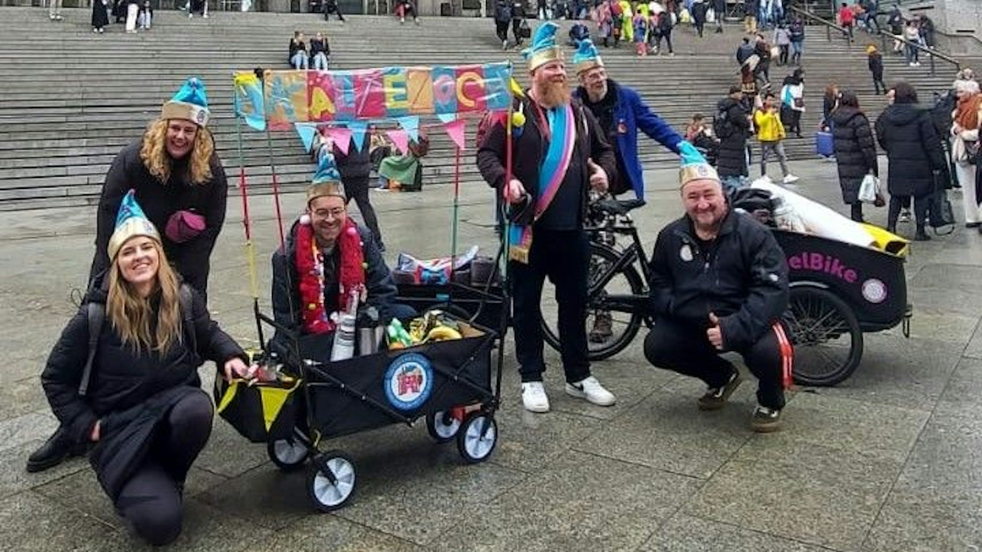 Kölns kleinster Karnevalszug am Kölner Dom.