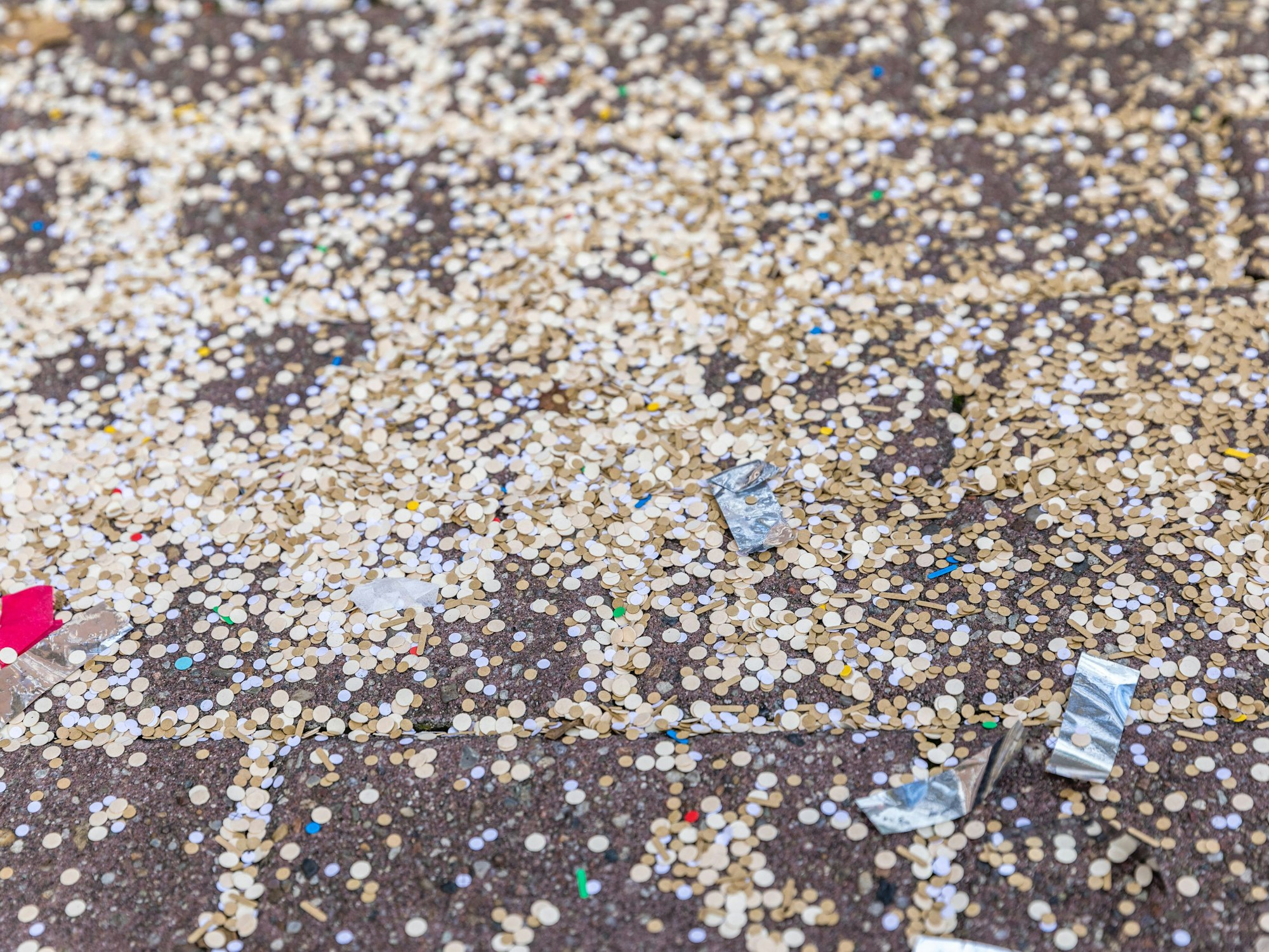 Konfetti liegt nach dem Abfeuern der Karnevalskanone um 11.11 Uhr auf der Straße vor dem Rathaus der Stadt.