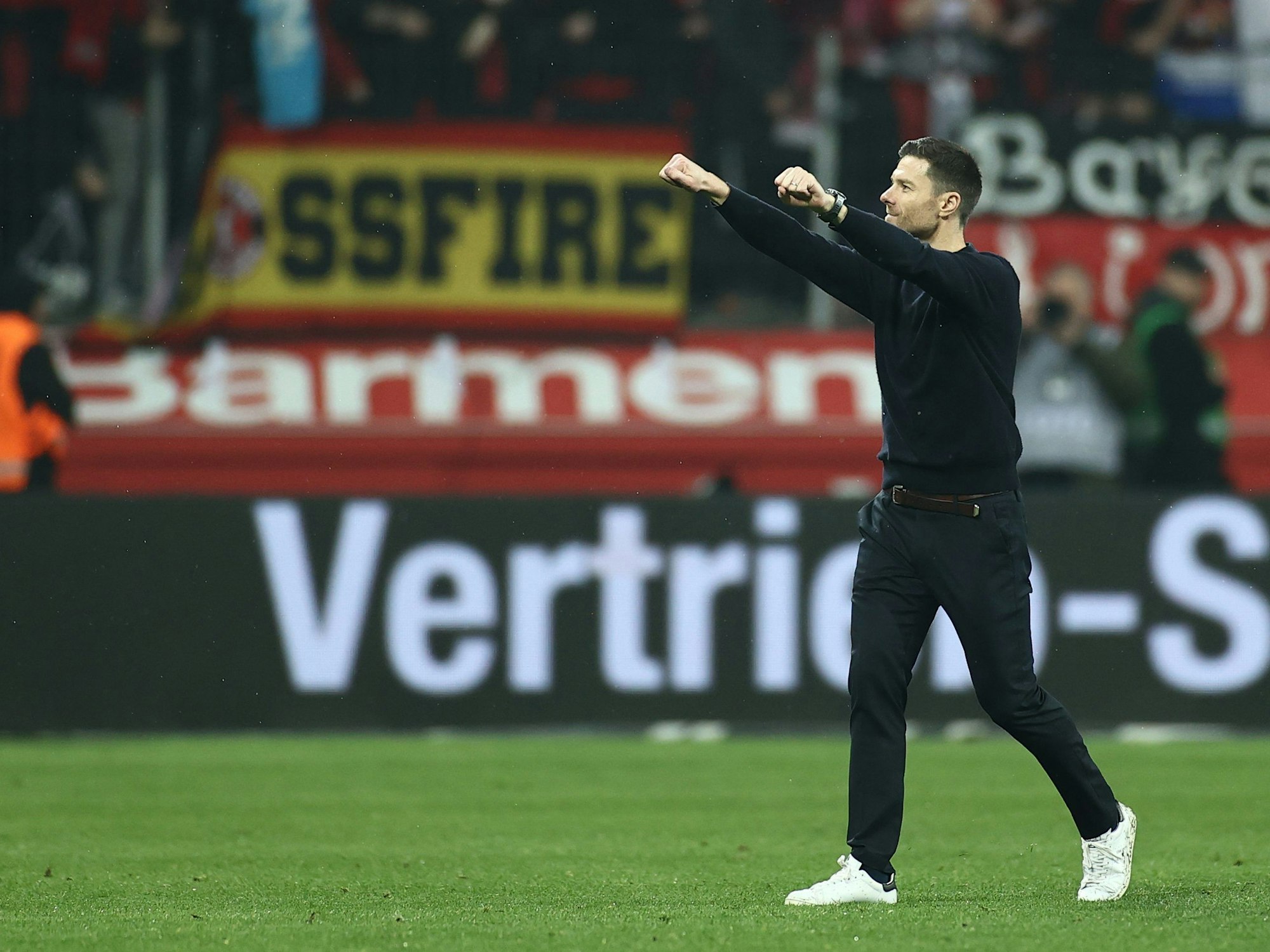 Leverkusens Trainer Xabi Alonso jubelt nach dem Spiel.