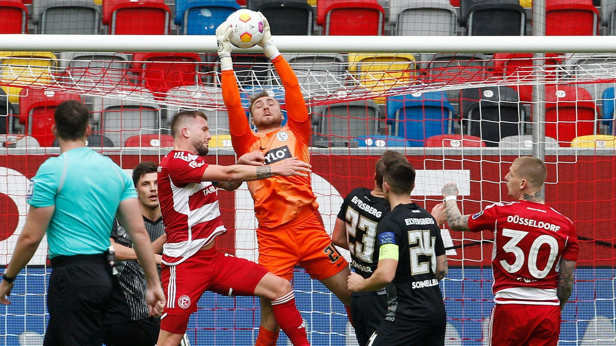 Der Düsseldorfer Andre Hoffmann und der Elversberger Keeper Nicolas Kristof kämpfen um den Ball.