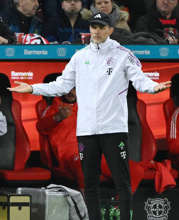 Trainer Thomas Tuchel schaut ratlos auf das Spielfeld.