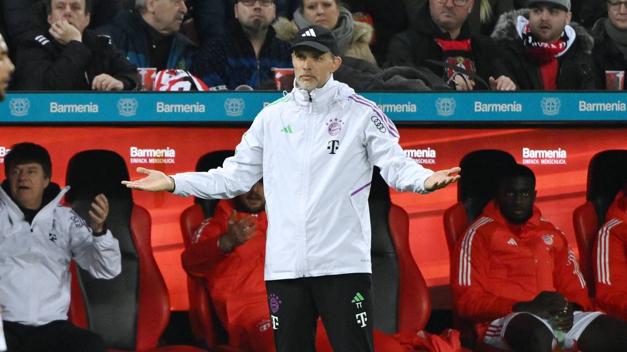 Trainer Thomas Tuchel schaut ratlos auf das Spielfeld.