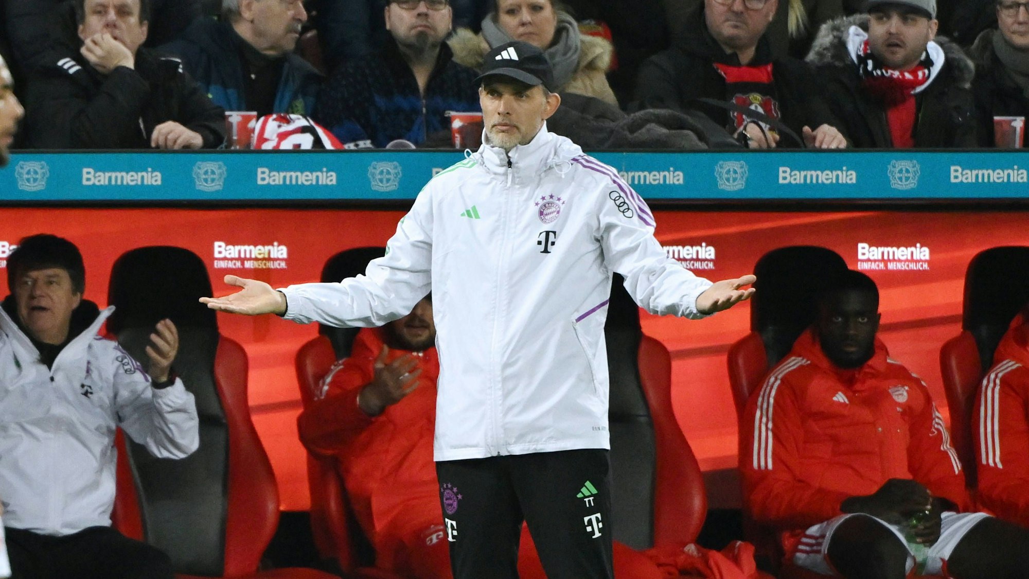 Trainer Thomas Tuchel schaut ratlos auf das Spielfeld.