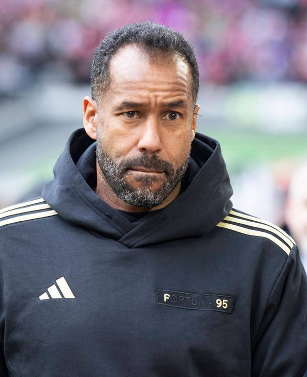 Fortuna Düsseldorfs Cheftrainer Daniel Thioune steht beim Spiel gegen die SV Elversberg im Stadion.
