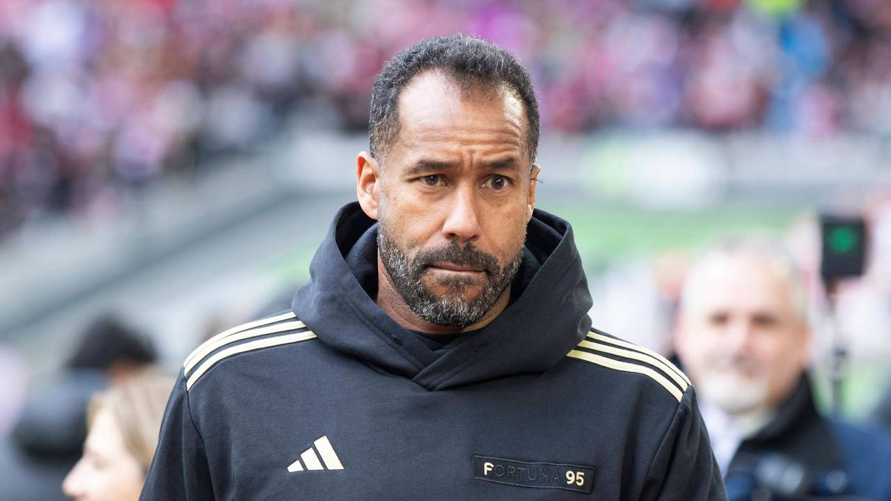 Fortuna Düsseldorfs Cheftrainer Daniel Thioune steht beim Spiel gegen die SV Elversberg im Stadion.