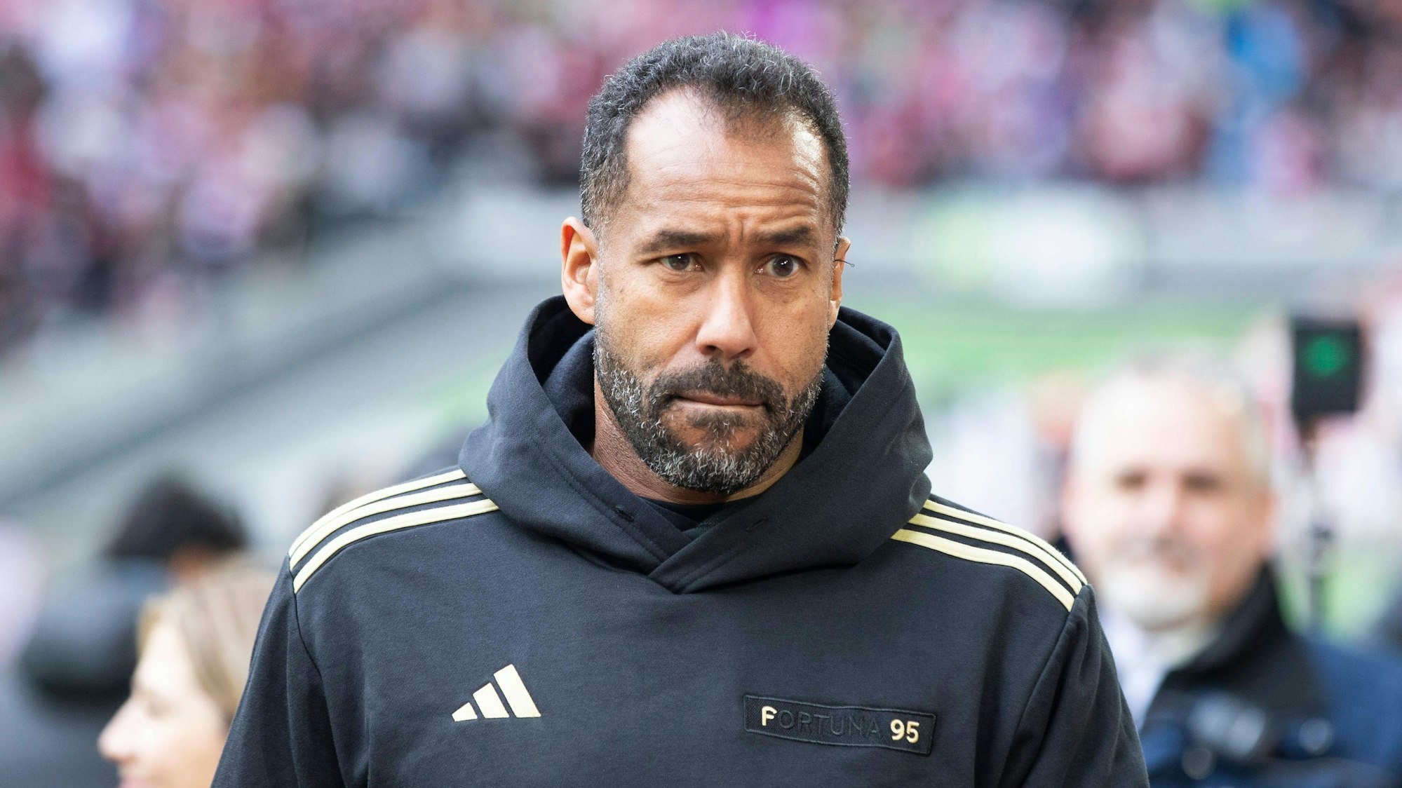 Fortuna Düsseldorfs Cheftrainer Daniel Thioune steht beim Spiel gegen die SV Elversberg im Stadion.