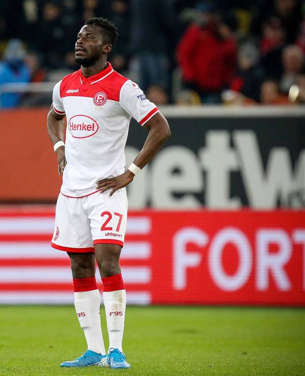 Fortuna Düsseldorfs Nana Ampomah steht beim Spiel gegen RP Leipzig enttäuscht auf dem Platz.