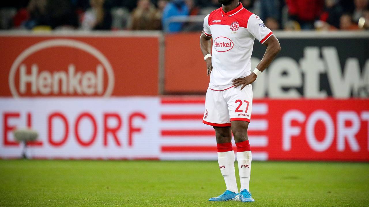 Fortuna Düsseldorfs Nana Ampomah steht beim Spiel gegen RP Leipzig enttäuscht auf dem Platz.