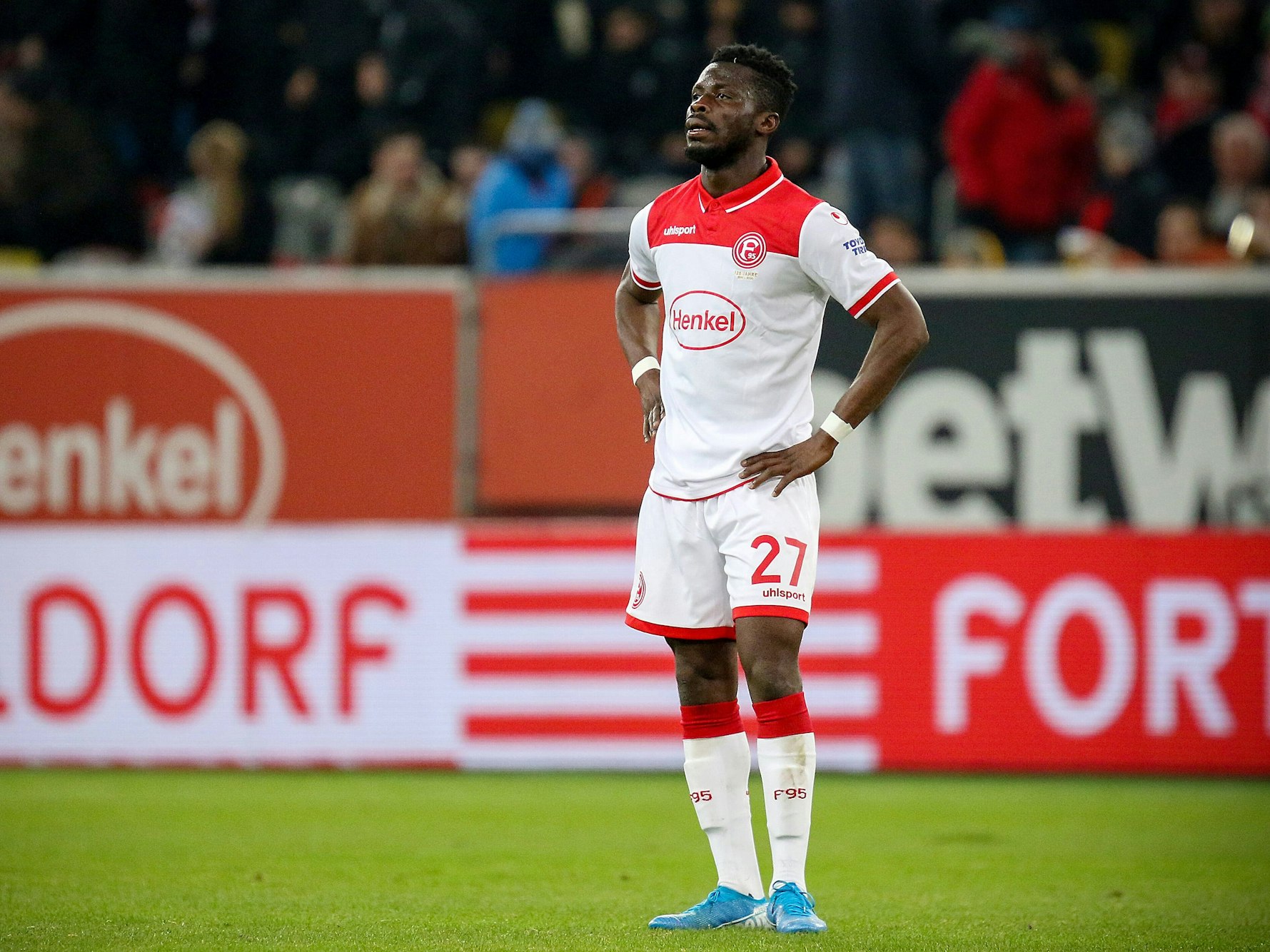 Fortuna Düsseldorfs Nana Ampomah steht beim Spiel gegen RP Leipzig enttäuscht auf dem Platz.