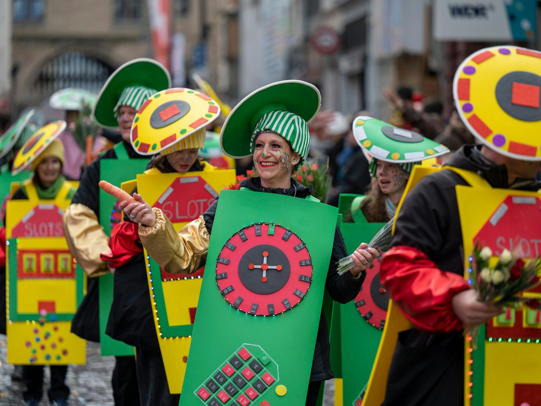 Verkleidete Menschen sind auf der Straße unterwegs.
