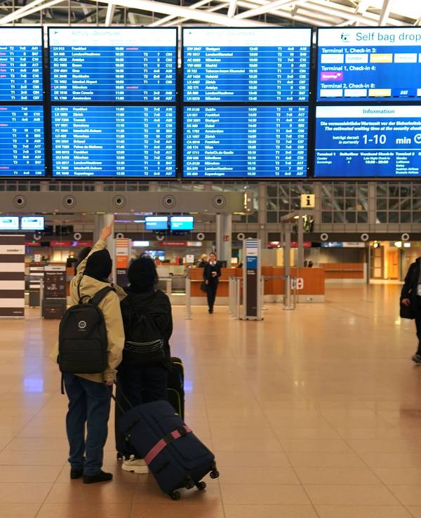 Im Terminal 1 weist eine Anzeigetafel auf die Abflüge hin, hier im Februar 2024.