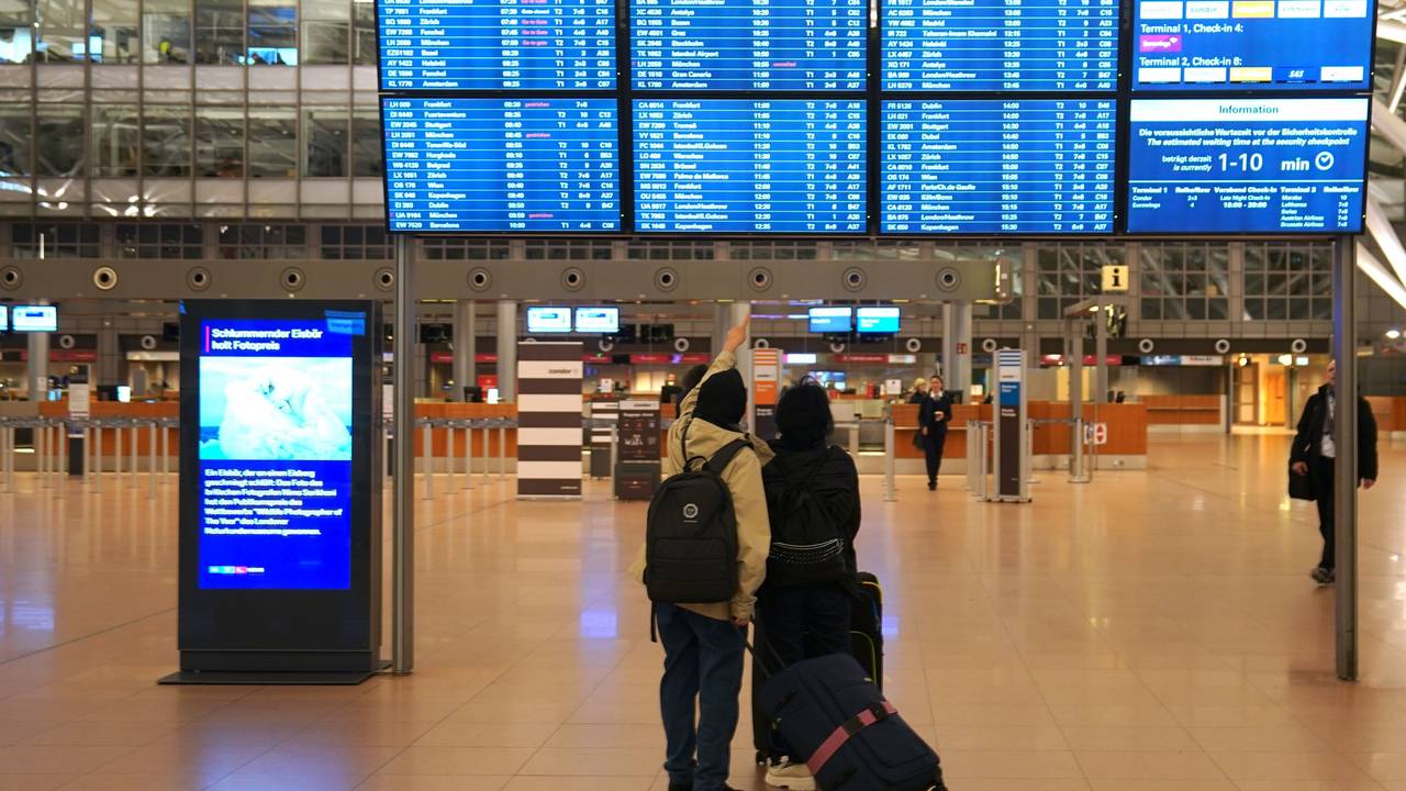Im Terminal 1 weist eine Anzeigetafel auf die Abflüge hin, hier im Februar 2024.