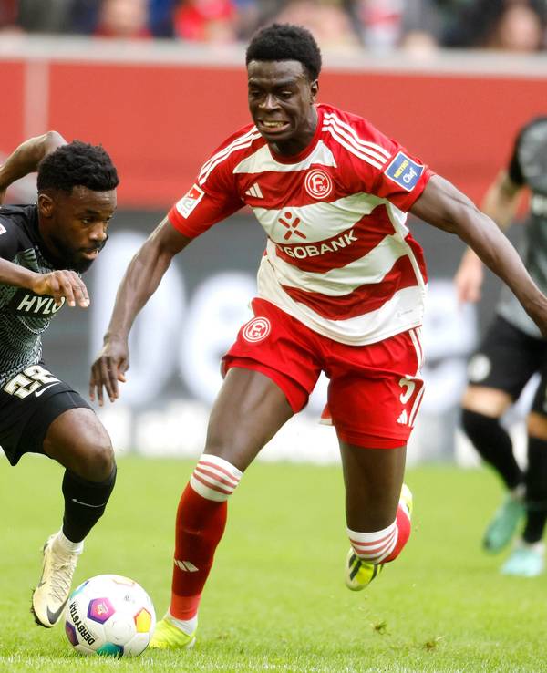 Fortuna Düsseldorfs Joshua Quarshie und Elversbergs Joseph Boyamba kämpfen um den Ball.
