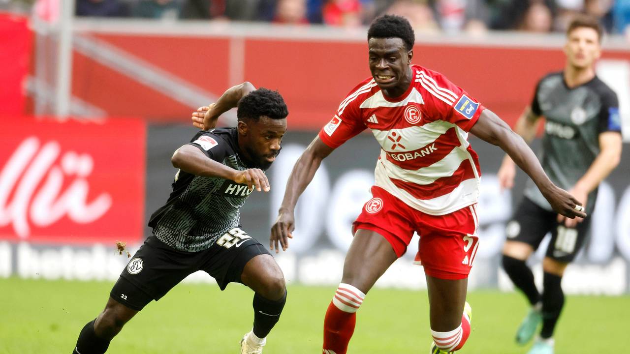 Fortuna Düsseldorfs Joshua Quarshie und Elversbergs Joseph Boyamba kämpfen um den Ball.