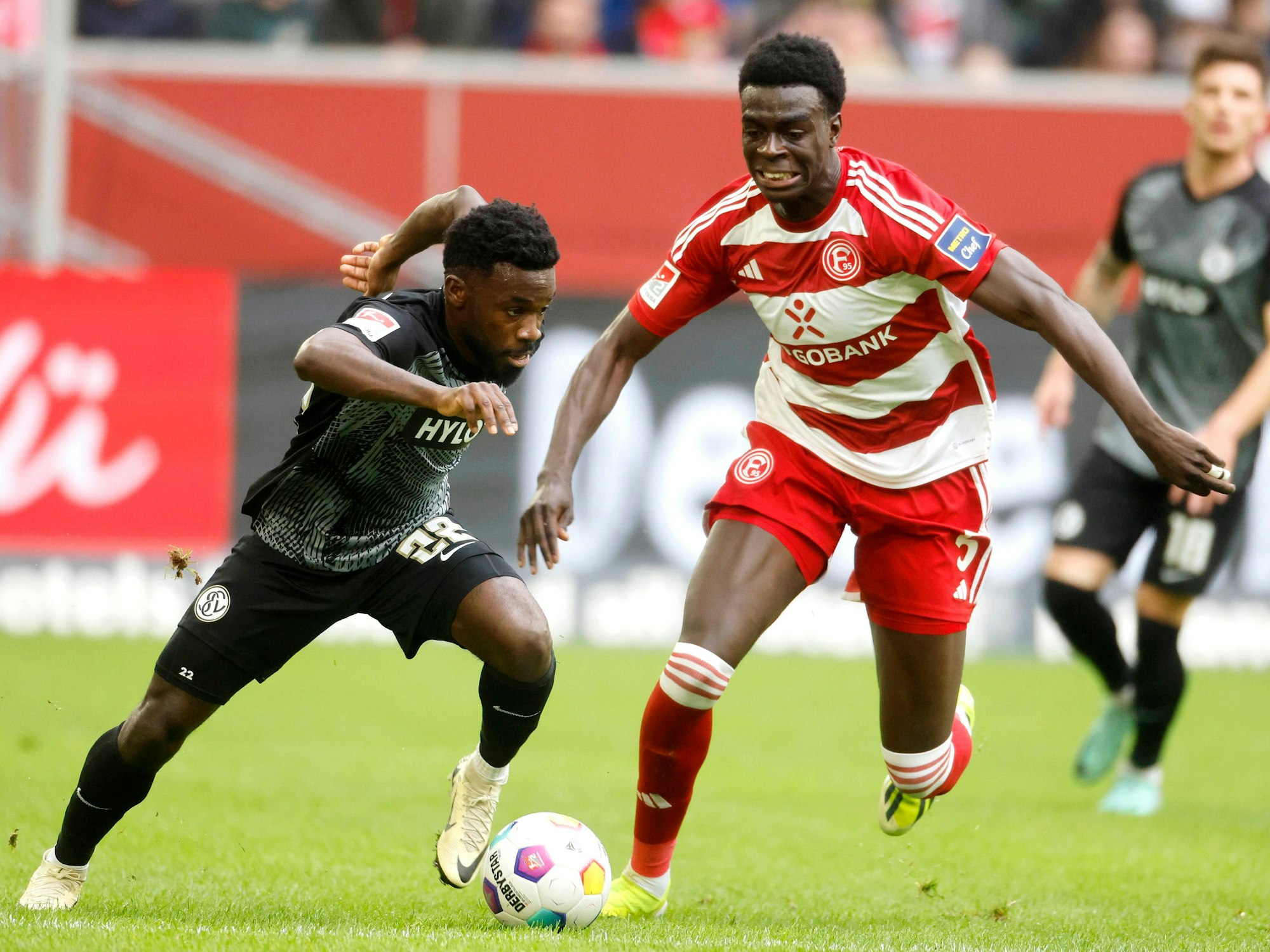Fortuna Düsseldorfs Joshua Quarshie und Elversbergs Joseph Boyamba kämpfen um den Ball.