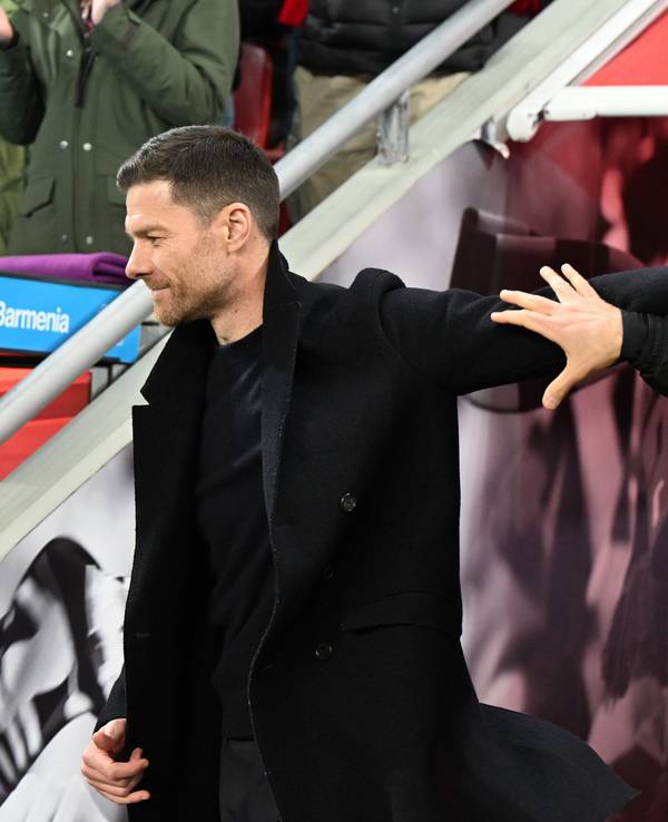 Leverkusens Trainer Xabi Alonso und Münchens Trainer Thomas Tuchel (r) vor dem Spiel.