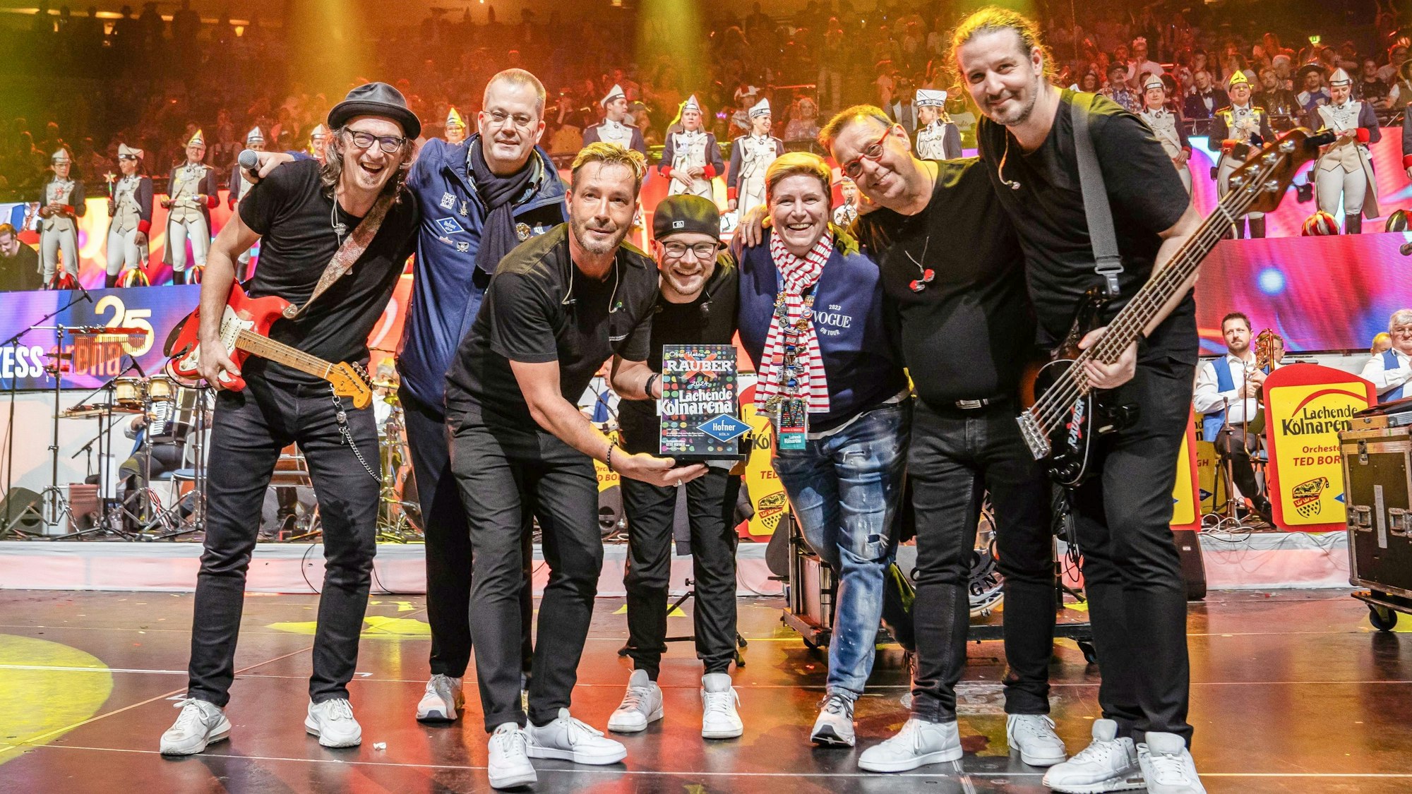 Die Räuber auf der Bühne der Lanxess-Arena.