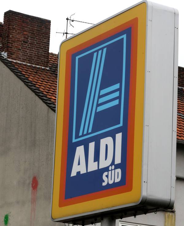 Die Werbeschilder von Lidl und Aldi, hier im Jahr 2013 in Krefeld.