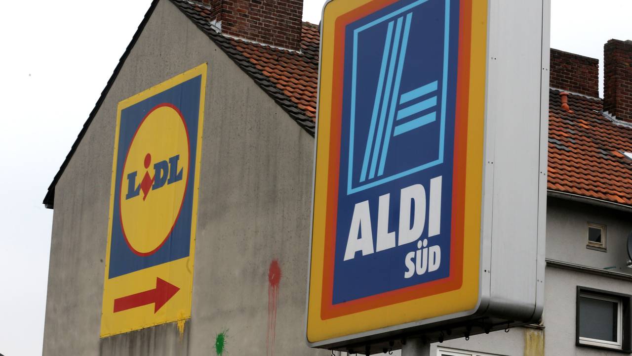 Die Werbeschilder von Lidl und Aldi, hier im Jahr 2013 in Krefeld.