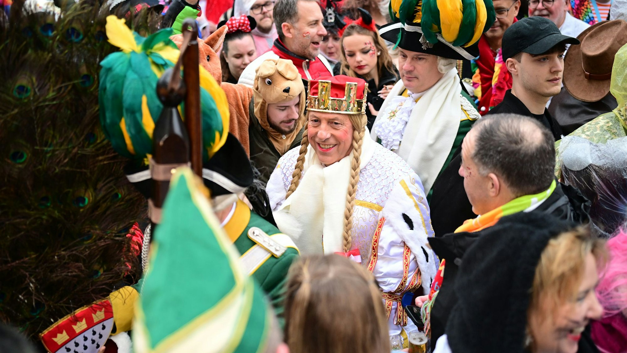 Jungfrau Frieda zwischen den Jecken.