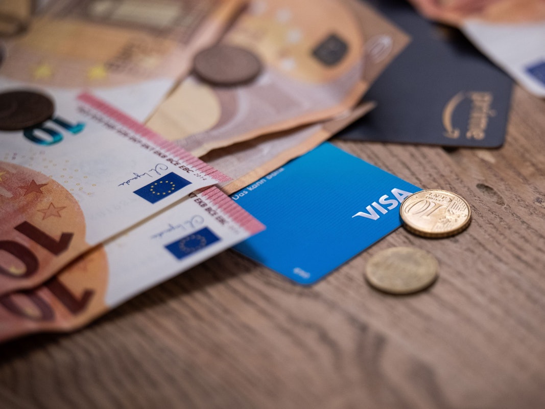 Geldscheine, Münzen und Bankkarten liegen auf einem Tisch, hier im November 2023 in Berlin.