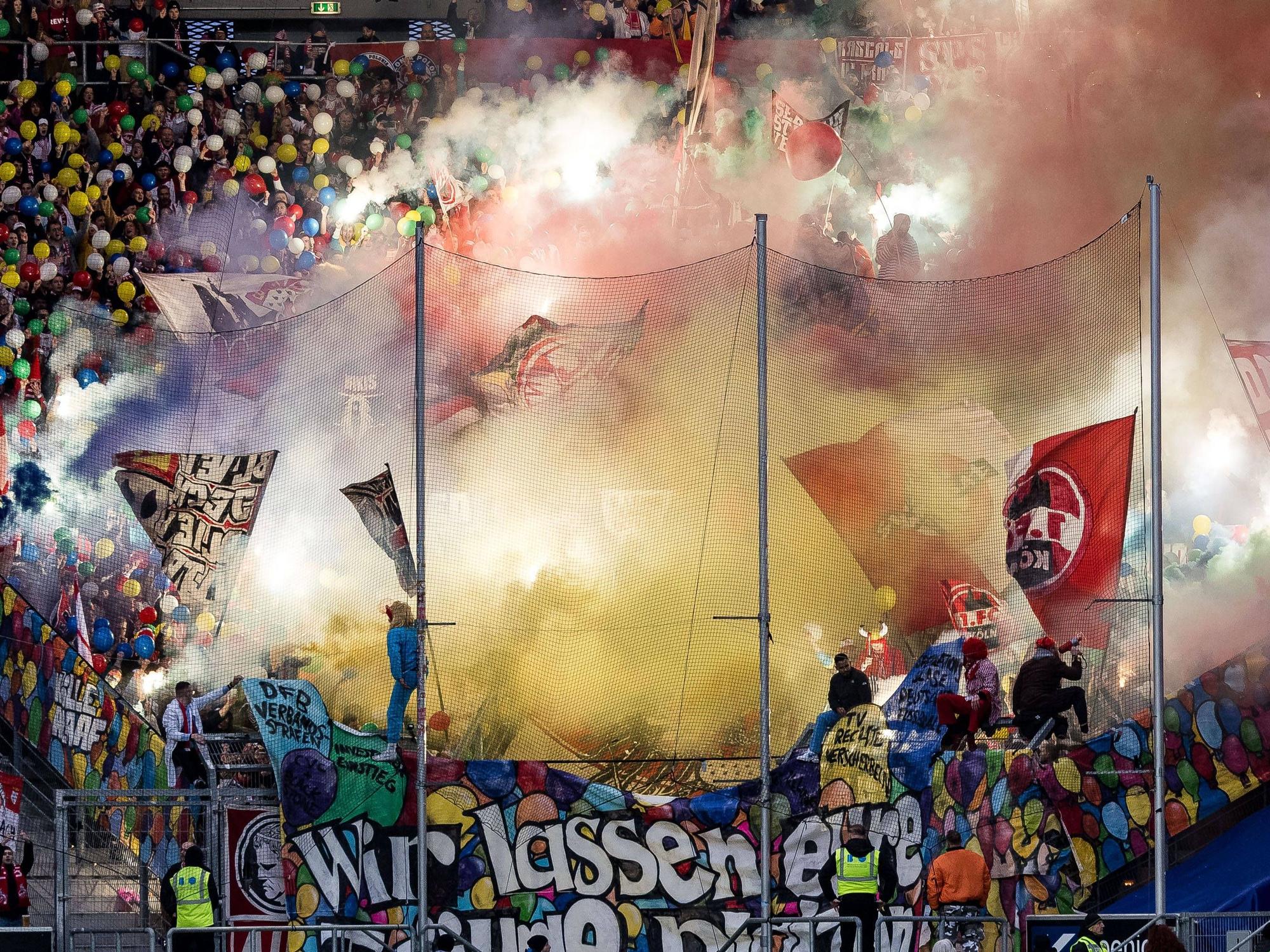 Die Fans des 1. FC Köln vor dem Karnevals-Duell gegen die TSG Hoffenheim am 11. Februar 2024.