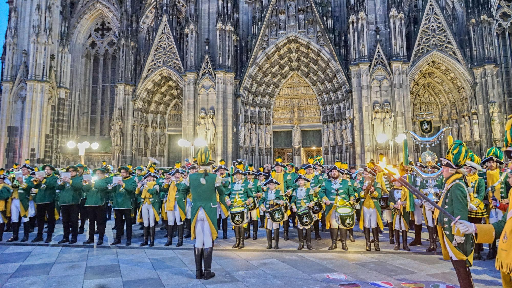 Zapfenstreich der EhrenGarde am Dom.