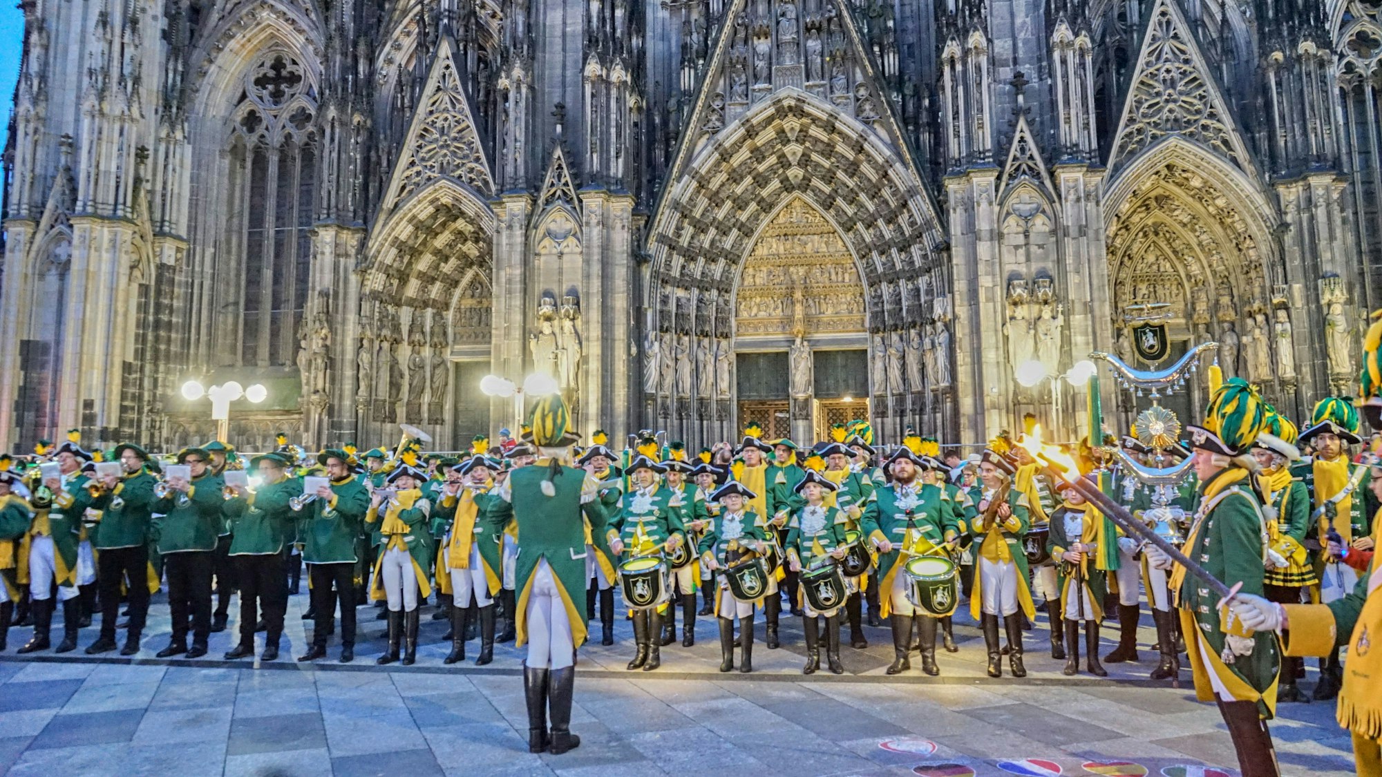 Zapfenstreich der EhrenGarde am Dom.