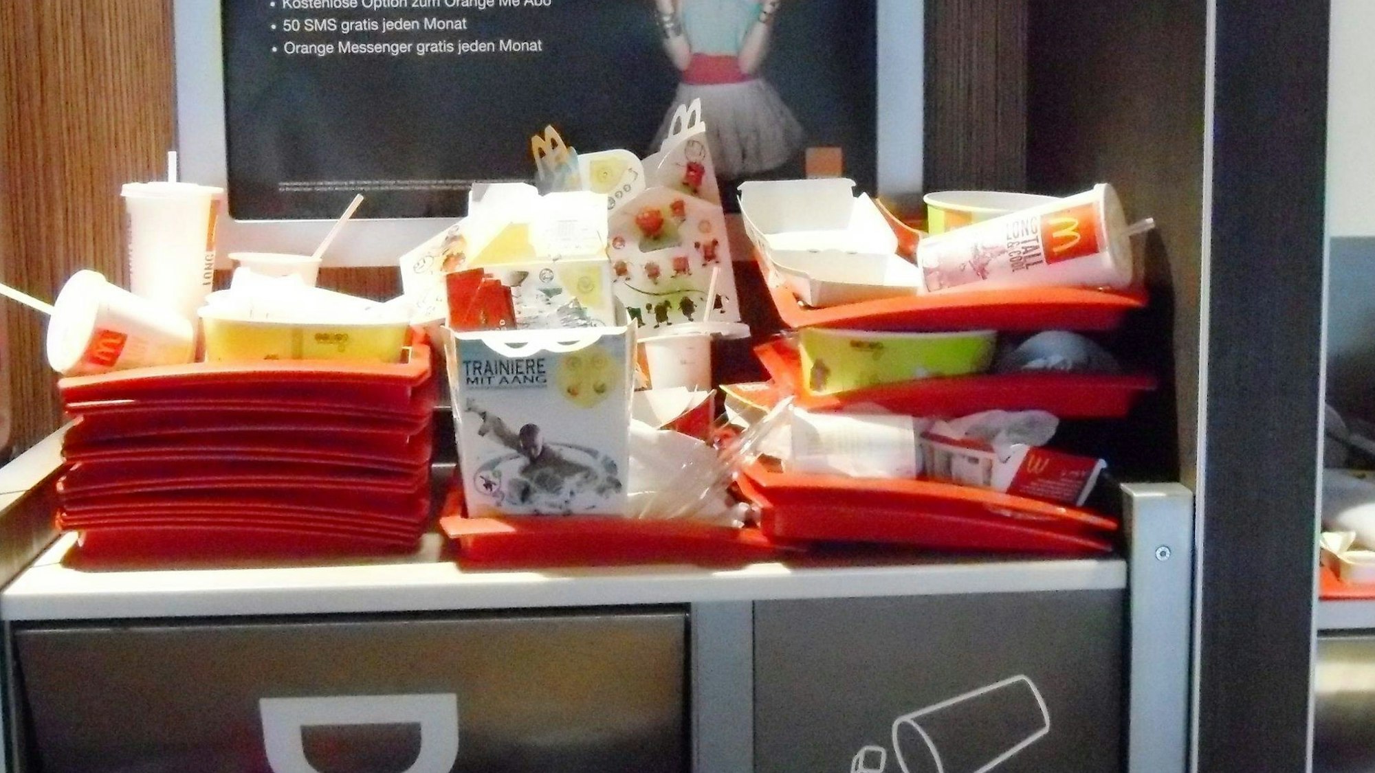 Verpackungsmüll stapelt sich in einer McDonald's-Filiale.