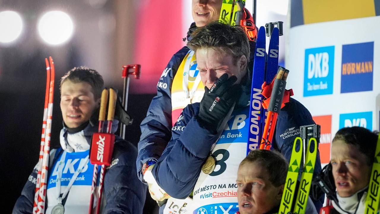 Bronzemedaillen-Gewinner Vetle Sjaastad Christiansen weint bei der Siegerehrung nach der Verfolgung.