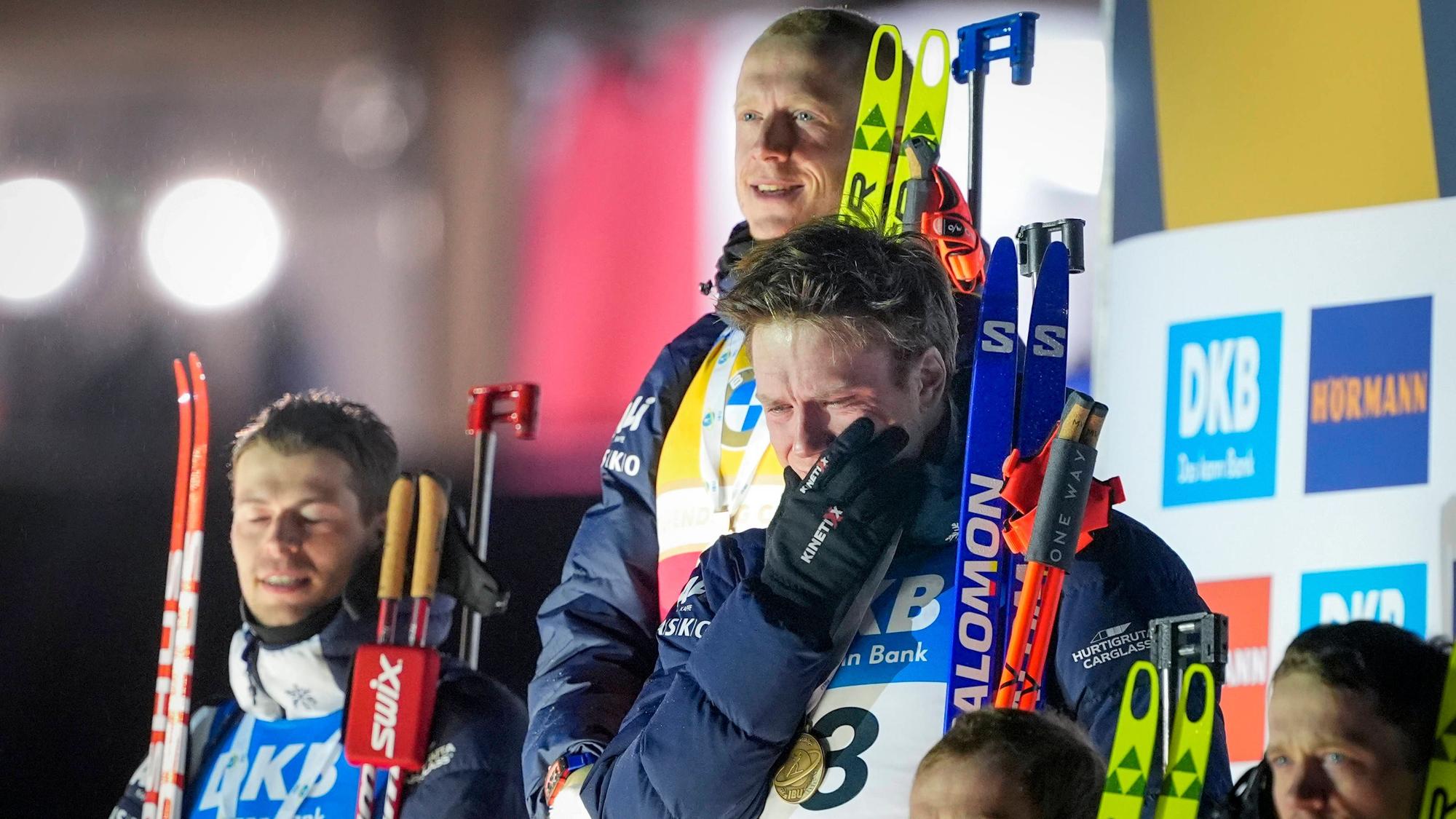 Bronzemedaillen-Gewinner Vetle Sjaastad Christiansen weint bei der Siegerehrung nach der Verfolgung.