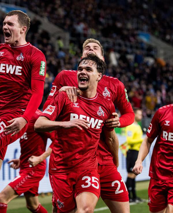 Die Mannschaft des 1. FC Köln bejubelt gemeinsam den Freistoß-Treffer von Max Finkgräfe zur 1:0-Führung im Spiel gegen die TSG Hoffenheim.