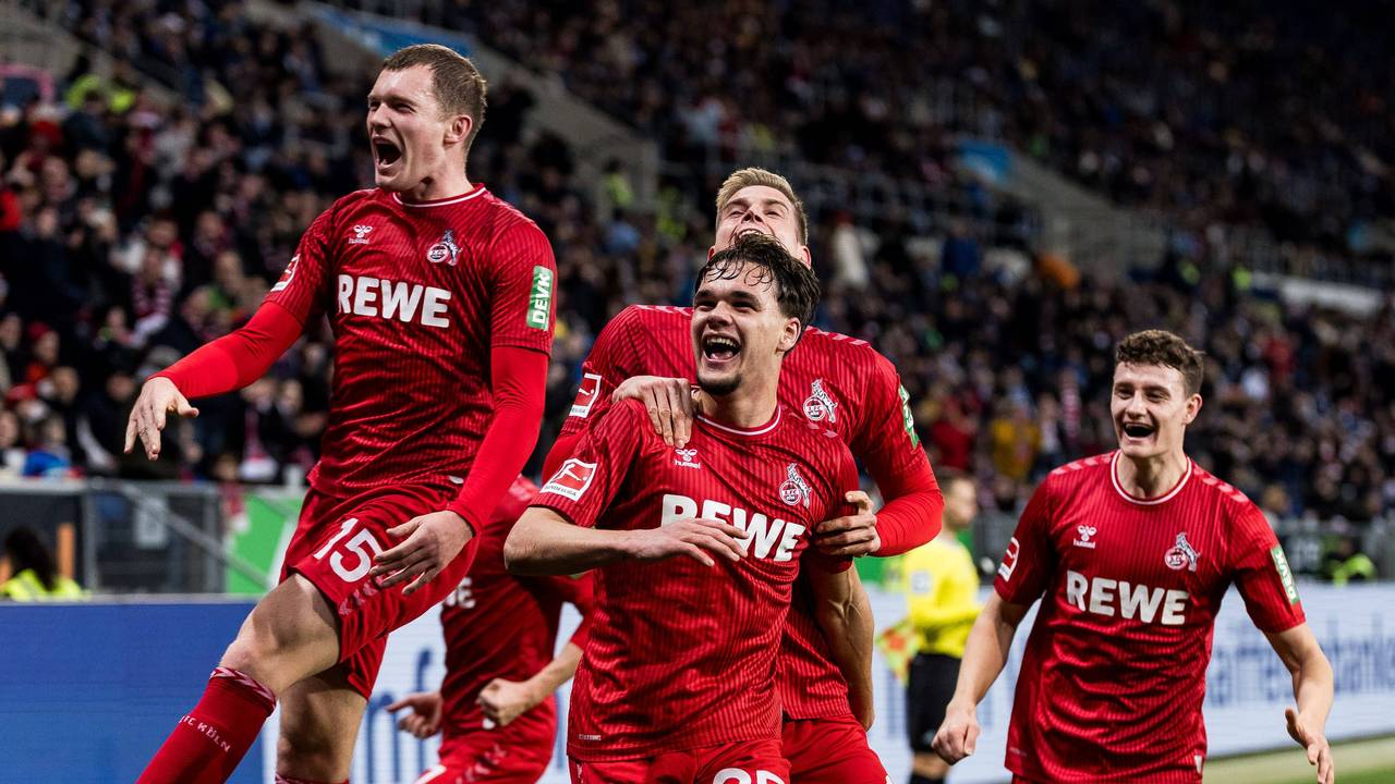 Die Mannschaft des 1. FC Köln bejubelt gemeinsam den Freistoß-Treffer von Max Finkgräfe zur 1:0-Führung im Spiel gegen die TSG Hoffenheim.