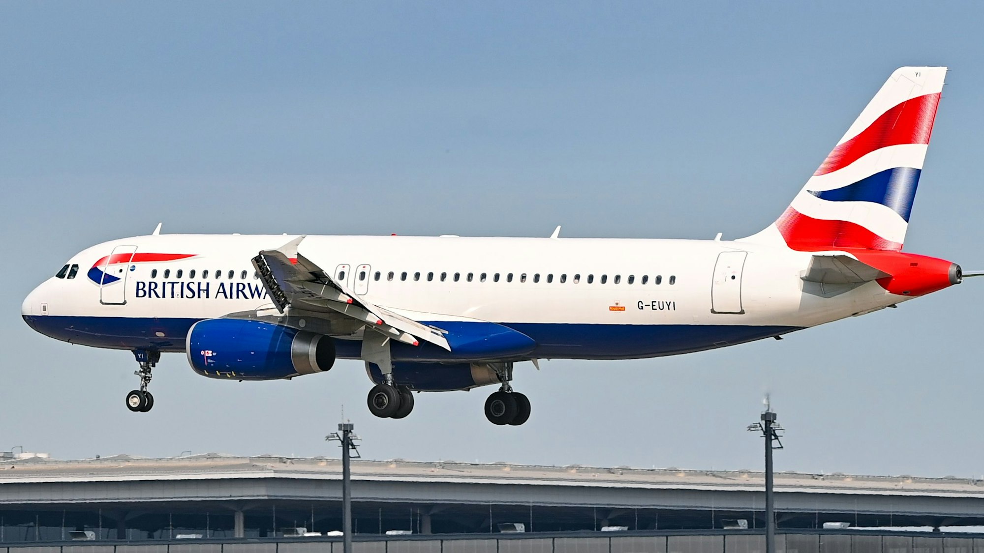 Ein Passagierflugzeug der British Airways ist im Landeanflug auf die Südbahn am Hauptstadtflughafen BER