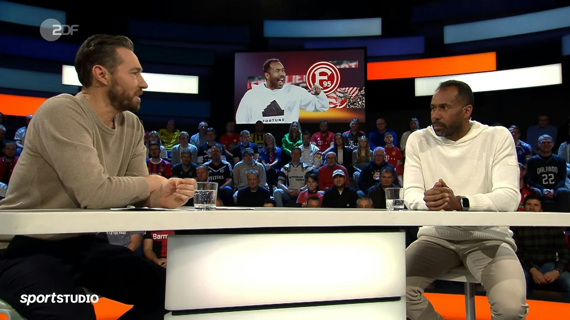 Fortuna Düsseldorfs Cheftrainer Daniel Thioune spricht mit Moderator Sven Voss im „Aktuellen Sportstudio“ des ZDF.
